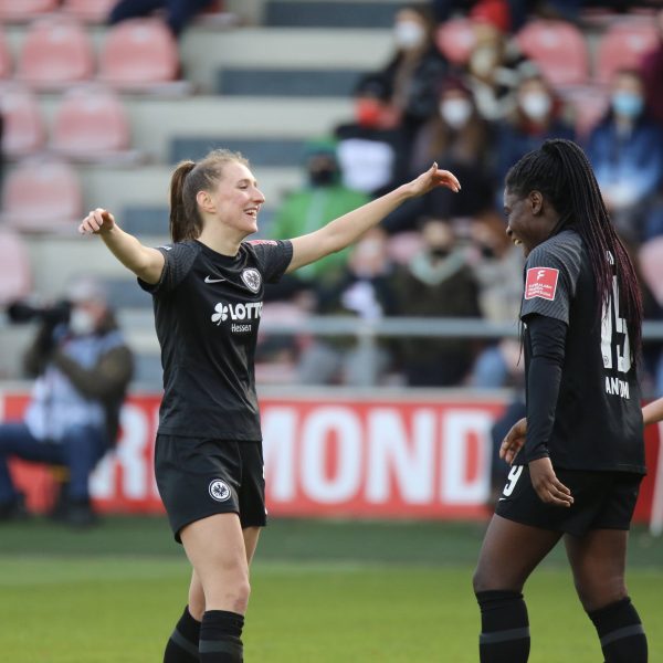  Erleichterung pur: Die Torschützinnen Lara Prasnikar (links) und Nicole Anyomi (Mitte) freuen sich über die drei Punkte. (Bild: IMAGO / Hartenfelser)