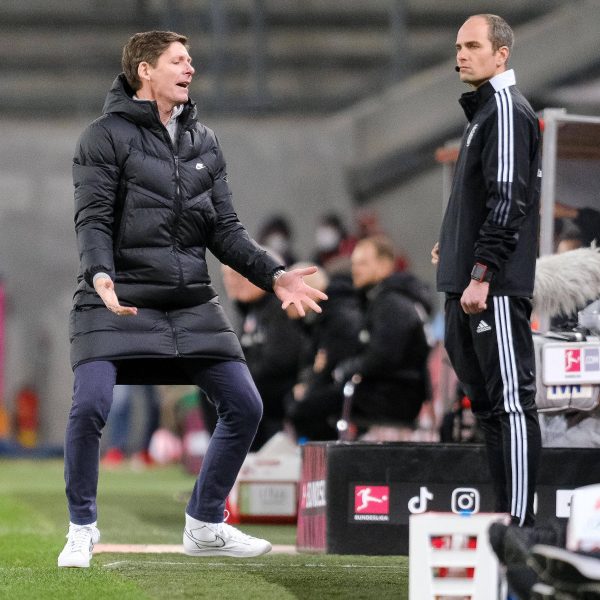  Eintracht-Trainer Oliver Glasner macht seinem Ärger im Spiel gegen Köln Luft. (Bild: IMAGO / Eibner)