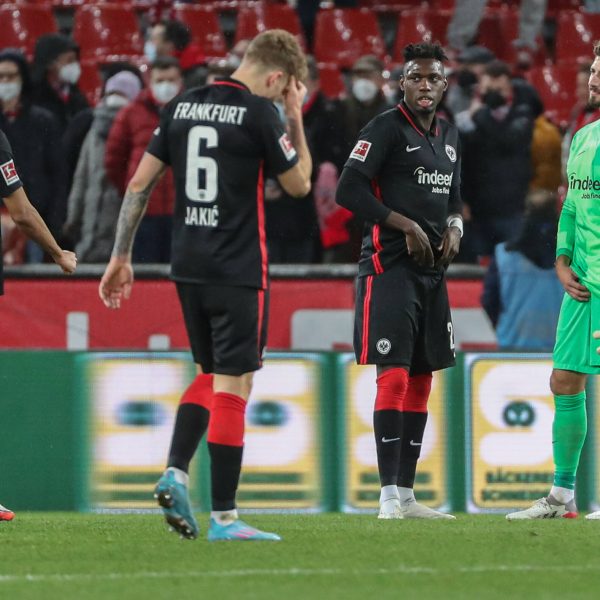  Frust bei den Eintracht-Spielern nach der Niederlage gegen den 1.FC Köln. Die erhoffte Reaktion nach dem Wolfsburg-Spiel blieb aus. (Bild: imago images / osnapix)