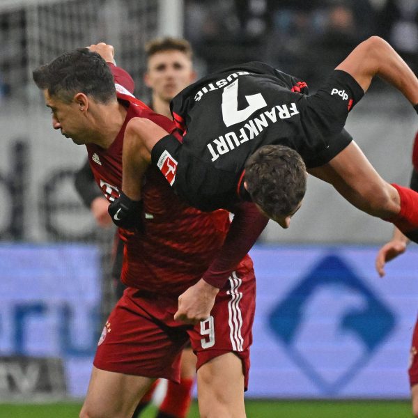  Ajdin Hrustic im Zweikampf mit Robert Lewandowski. (Bild: IMAGO / Jan Huebner)