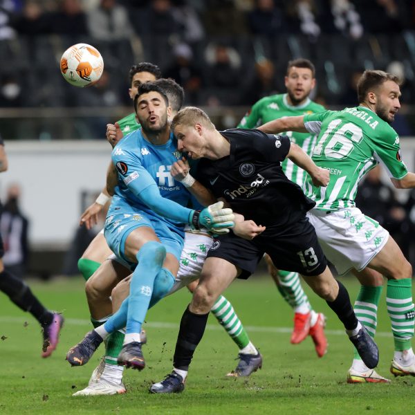  Der Moment des Glücks: Hinteregger drückt Ball und Gegenspieler in Richtung Tor. (Foto: Heiko Rhode)