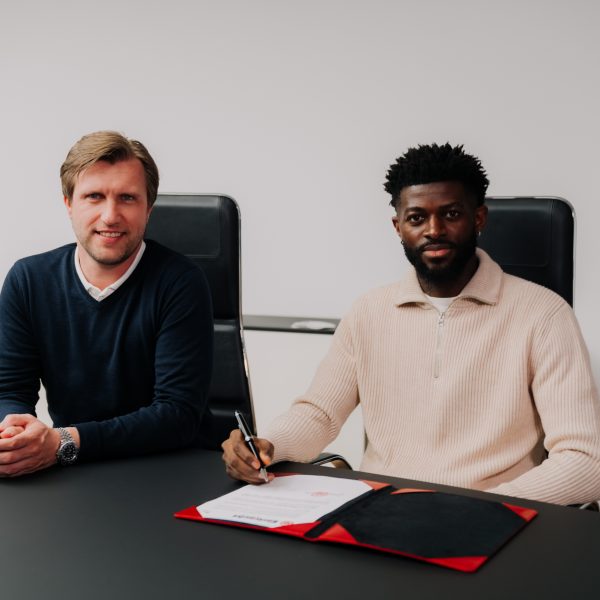  Jérôme Onguéné (rechts) unterschreibt für fünf Jahre. (Bild: Eintracht Frankfurt)