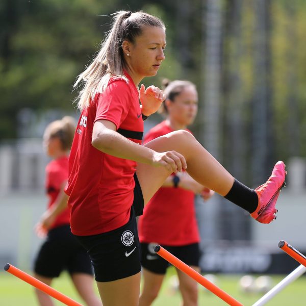  Tanja Pawollek will so schnell wie möglich wieder auf dem Platz stehen. (Bild: IMAGO / Hartenfelser)