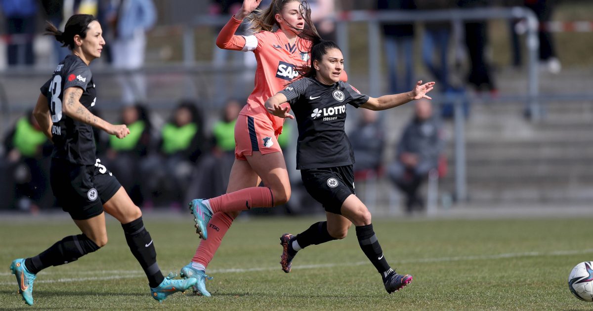 Die Szene der ersten Hälfte: Felicia Santos (rechts) trifft ins eigene Netz. (Bild: IMAGO / Beautiful Sports)