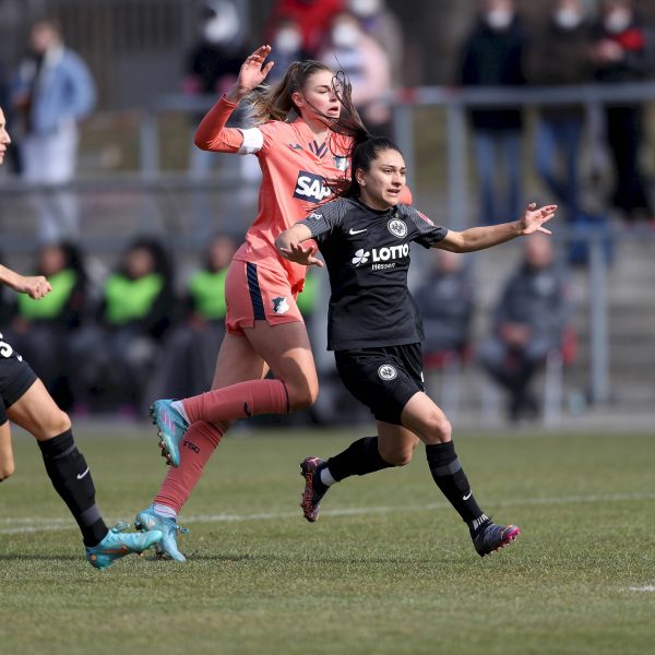  Die Szene der ersten Hälfte: Felicia Santos (rechts) trifft ins eigene Netz. (Bild: IMAGO / Beautiful Sports)