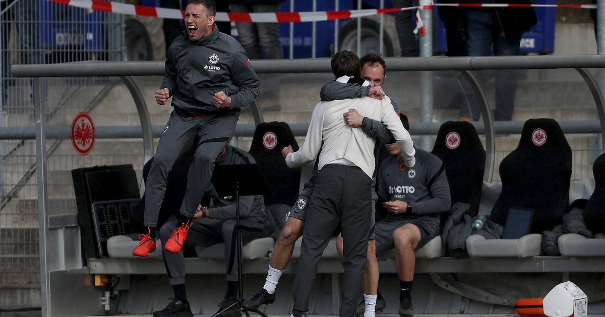  Niko Arnautis (helles Oberteil) und sein Trainer-Team lassen ihren Emotionen freien Lauf. (Bild: IMAGO / Beautiful Sports)