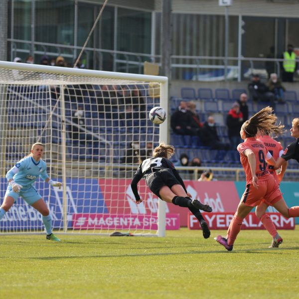  Die Szene des Spiels: Anna Aehling hebt ab und trifft zum 3:2. (Bild: IMAGO / Hartenfelser)