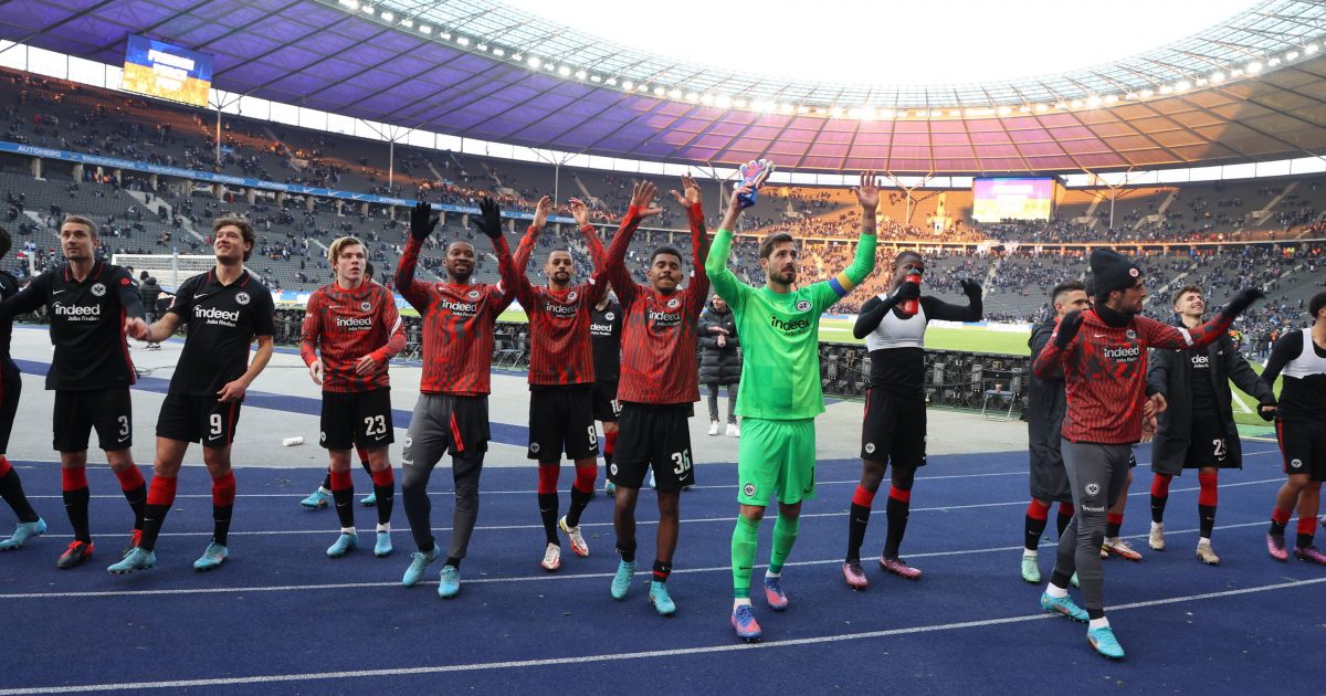  Endlich wieder Grund zum Feiern für die Eintracht nach Abpfiff der Partie. Die Mannschaft feierte den Sieg über Hertha BSC ausgelassen mit den mitgereisten Fans. (Bild: imago images / Nordphoto)