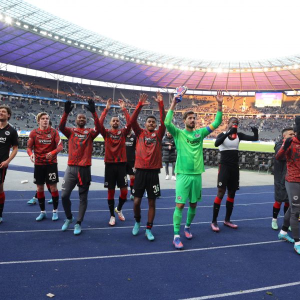  Endlich wieder Grund zum Feiern für die Eintracht nach Abpfiff der Partie. Die Mannschaft feierte den Sieg über Hertha BSC ausgelassen mit den mitgereisten Fans. (Bild: imago images / Nordphoto)