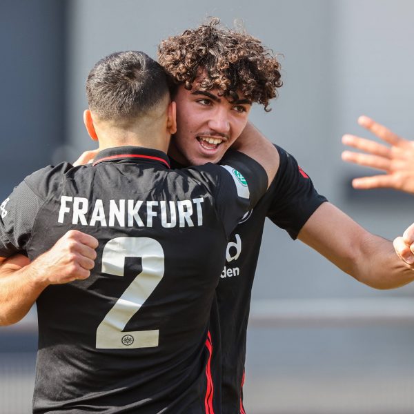  Ein häufiges Bild in den letzten Wochen: Antonio Foti jubelt nach seinem Treffer mit den U19-Teamkollegen. (Bild: IMAGO / Rene Schulz)