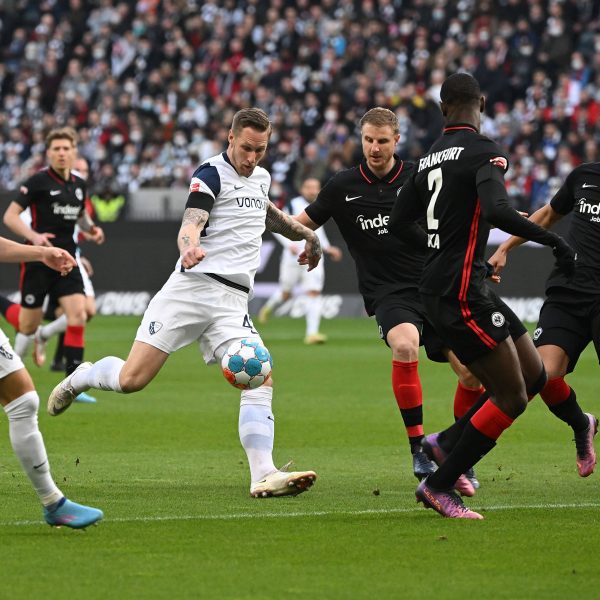  Der VfL Bochum führt in einem umkämpften Spiel. (Foto: IMAGO / Jan Huebner)