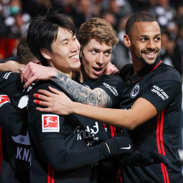  Die Spieler der SGE waren natürlich glücklich über den 2:1-Sieg gegen Bochum. (Foto: IMAGO / Rene Schulz)