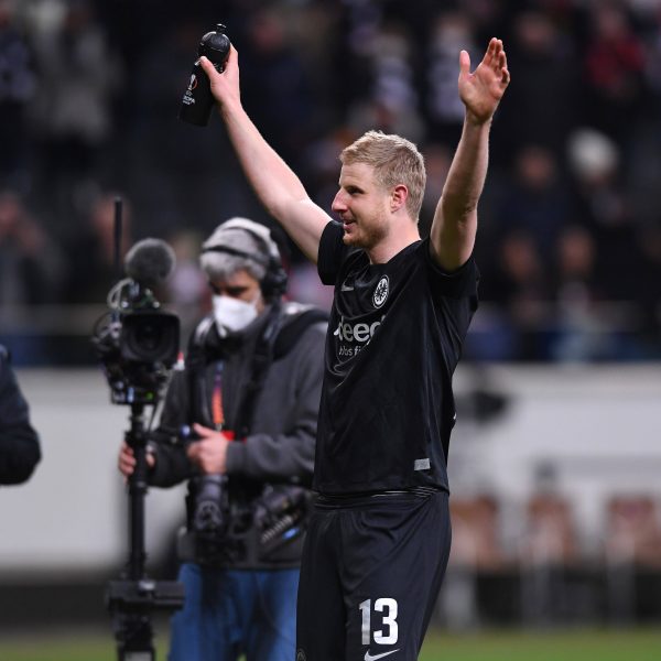  Nach dem Spiel feierten die Frankfurter Fans ihren sichtlich gerührten Helden Martin Hinteregger. Gegen Chelsea damals die tragische Figur und nun der große Held. (Bild: imago images / Revierfoto)