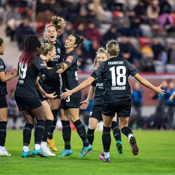  Eintracht Frankfurt verschläft die ersten Minuten und führt dennoch zur Pause. (Bild: IMAGO / Eibner)