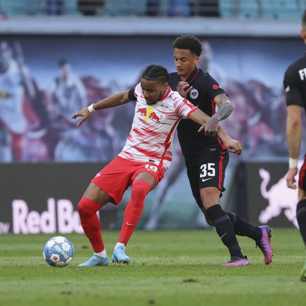  Tuta und Co. haben gegen angriffslustige Leipziger alle Hände voll zu tun. (Bild: IMAGO / HMB-Media)