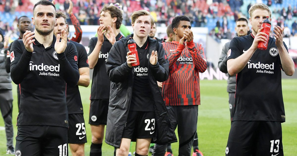  Die Spieler der Eintracht waren nachdem 0:0 in Leipzig nicht unzufrieden. Trotz müder Beine von der Partie am Donnerstag erkämpften sich die Hessen einen Punkt gegen ein aktuell stark aufspielendes Team aus Leipzig. (Bild: imago images / opokupix)