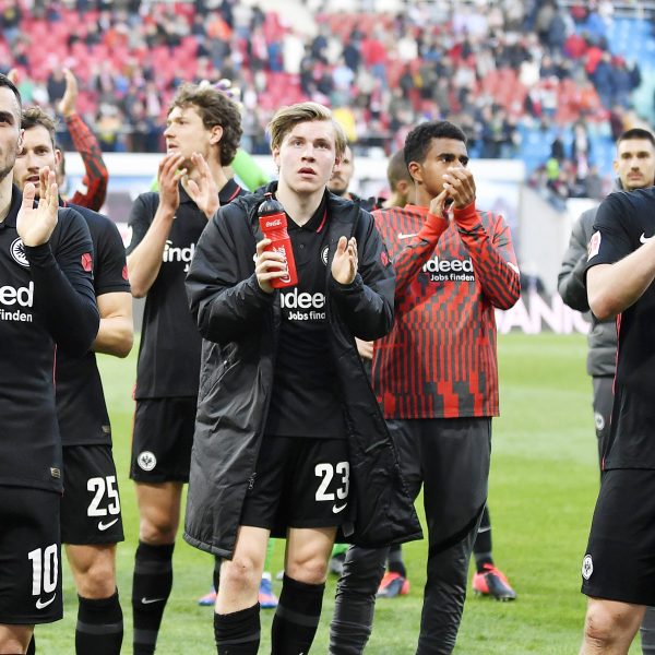  Die Spieler der Eintracht waren nachdem 0:0 in Leipzig nicht unzufrieden. Trotz müder Beine von der Partie am Donnerstag erkämpften sich die Hessen einen Punkt gegen ein aktuell stark aufspielendes Team aus Leipzig. (Bild: imago images / opokupix)