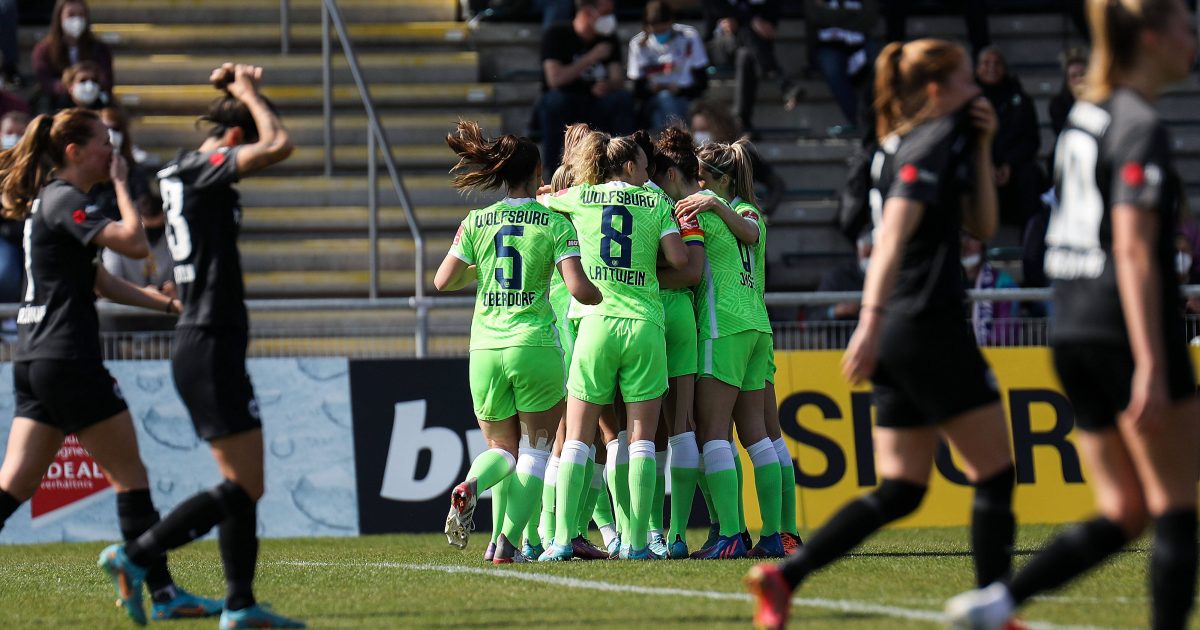  Entsetzte Frankfurter Gesichter sehen ein verdientes 4:0 für Wolfsburg. (Bild. IMAGO / Jan Huebner)