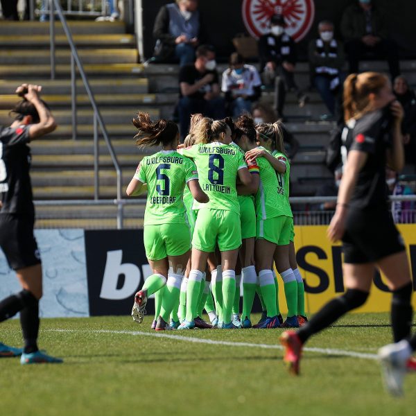  Entsetzte Frankfurter Gesichter sehen ein verdientes 4:0 für Wolfsburg. (Bild. IMAGO / Jan Huebner)