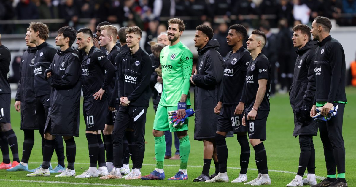 Die Spieler der Eintracht konnten nach dem großartigen 1:1 gegen den FC Barcelona stolz auf ihre Leistung sein und doch war ein wenig Enttäuschung spürbar. Es wäre sogar mehr als ein Remis möglich gewesen. (Bild: Heiko Rhode)
