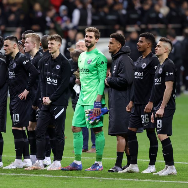  Die Spieler der Eintracht konnten nach dem großartigen 1:1 gegen den FC Barcelona stolz auf ihre Leistung sein und doch war ein wenig Enttäuschung spürbar. Es wäre sogar mehr als ein Remis möglich gewesen. (Bild: Heiko Rhode)