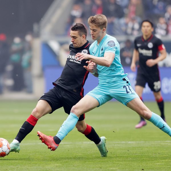  Rafael Borré im Zweikampf mit Fürths Gian-Lucca Itter. (Bild: Heiko Rhode)