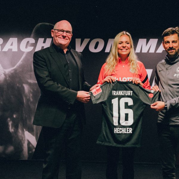  Janina Hechler (Mitte) bleibt der SGE erhalten. (Bild: Eintracht Frankfurt)