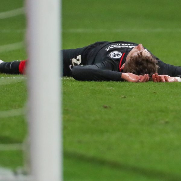  Leere und große Enttäuschung bei Jesper Lindström und den anderen Spielern nach der Niederlage gegen Union Berlin. Trotz aller Bemühungen sollte es nach der epischen Nacht in Barcelona nicht gelingen, so schnell wieder auf Bundesliga umzuschalten. (Bild: imago images / osnapix)