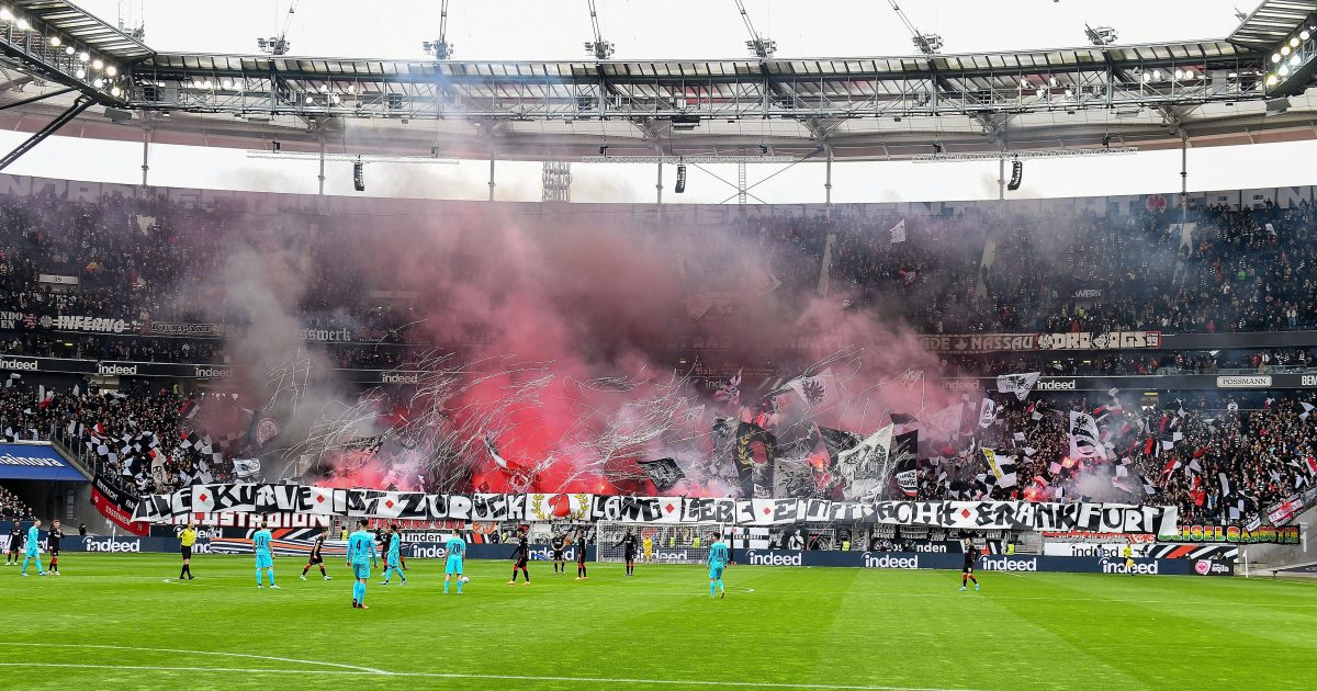 Die aktive Frankfurter Fanszene ist zurück - und zündete direkt mal Pyrotechnik. (Boild: IMAGO / Jan Huebner)