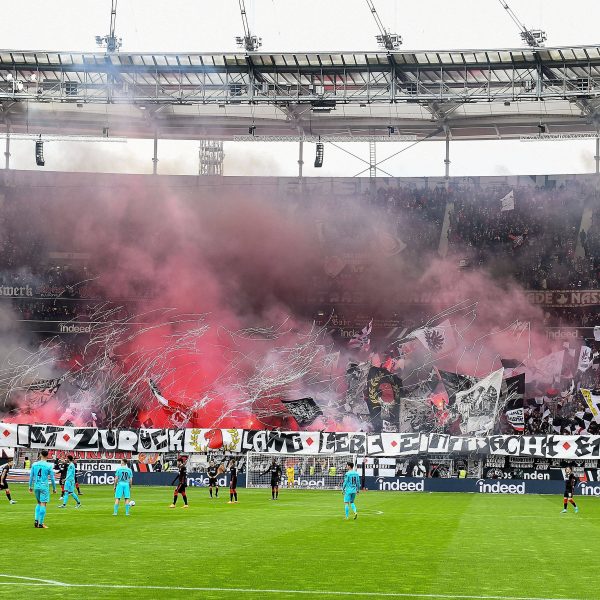  Die aktive Frankfurter Fanszene ist zurück - und zündete direkt mal Pyrotechnik. (Boild: IMAGO / Jan Huebner)