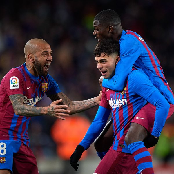  Der Torschütze Pedri wird von seinen Teamkollegen gefeiert. (Foto: IMAGO / Xinhua)Barc