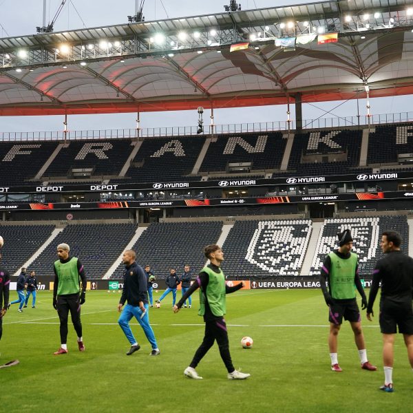  Bereits am gestrigen Mittwoch betraten die Stars des FC Barcelona das Frankfurter Grün. (Bild: IMAGO/Jan Hübner)