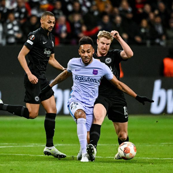  Immer eng am ballführenden Mann: Djbril Sow und Matin Hinteregger lassen gegen Pierre-Emerick Aubameyang bislang nichts anbrennen. (Bild: IMAGO / Jan Huebner)