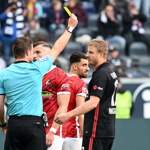  Martin Hinteregger entging am Sonntag einem Platzverweis. (Bild: IMAGO / Jan Huebner)