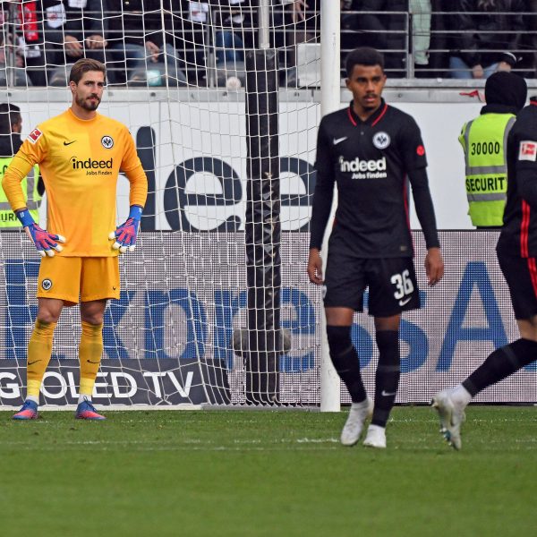  Enttäuschte Gesichter bei den SGE-Profis. (Bild: IMAGO / Jan Huebner)