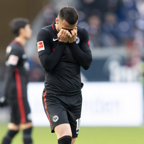  Trotz seines Treffers zum zwischenzeitlichen Ausgleich war die Enttäuschung nach der Niederlage gegen den SC Freiburg auch bei Filip Kostic sehr groß. (Bild: imago images / Kessler-Sportfotografie)