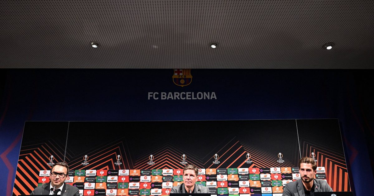 Oliver Glasner und Kevin Trapp stellten sich am Mittwochnachmittag im Camp Nou den Fragen der Journalisten. (Bild: IMAGO / Jan Huebner)