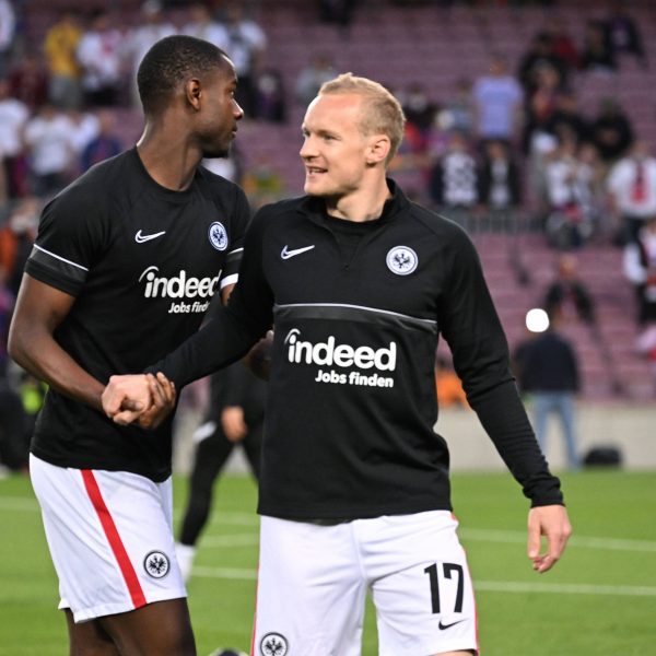  Sebastian Rode zeigt sich überwältigt vom Abend. (Foto: IMAGO / Jan Huebner)