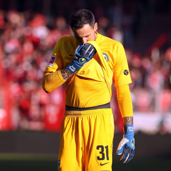  Sein Pflichtspieldebüt für Eintracht Frankfurt hätte sich Jens Grahl sicherlich erfolgreicher vorstellen können. (Bild: imago IMAGES / Contrast)