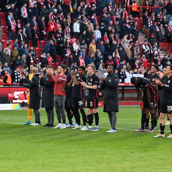  Trotz Niederlage feierten die mitgereisten Fans ihre Mannschaft, diese bedankt sich vor dem Gästeblock (Bild: IMAGO / Matthias Koch)