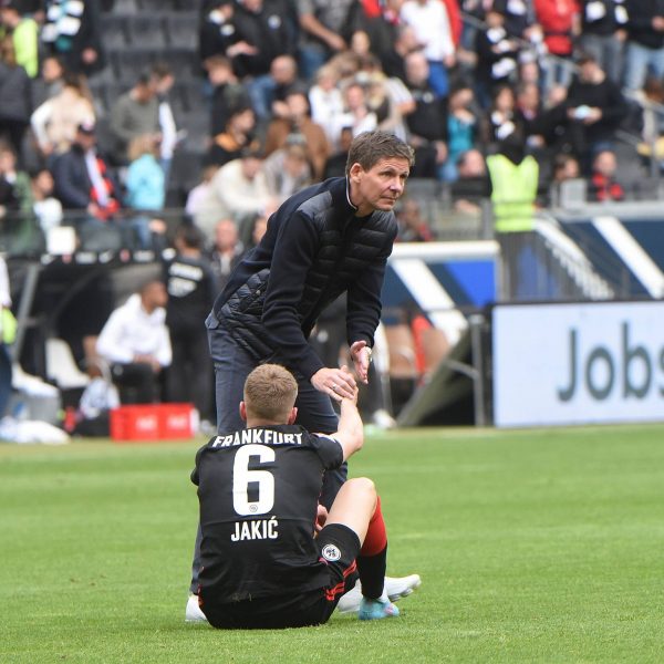  Eintracht-Trainer Oliver Glasner will von Müdigkeit und Schmerzen nichts wissen und hilft nach dem Spiel gegen Hoffenheim Kristijan Jakic auf die Beine. (Bild: IMAGO / Hartenfelser)