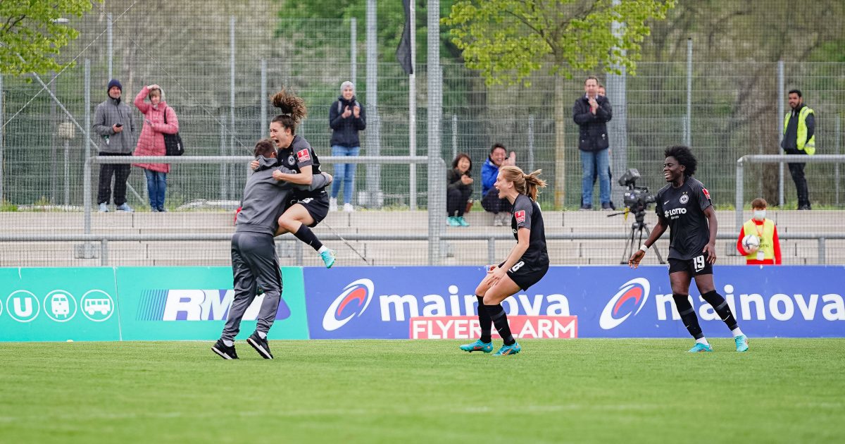  Matchwinnerin Barbara Dunst (2. v. li.) lässt sich feiern. (Bild: IMAGO / Sports Press Photo)
