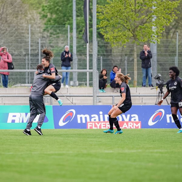  Matchwinnerin Barbara Dunst (2. v. li.) lässt sich feiern. (Bild: IMAGO / Sports Press Photo)