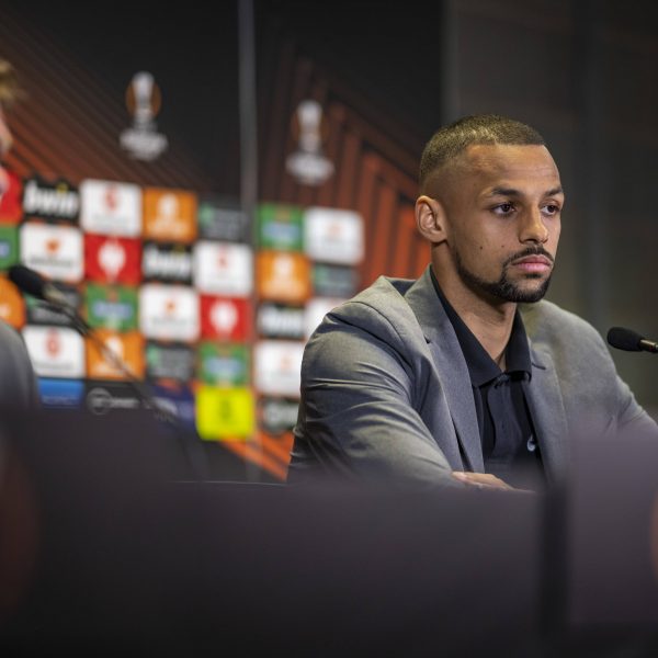  Oliver Glasner und Djibril Sow bei der Pressekonferenz in London (Bild: IMAGO / Jan Huebner)