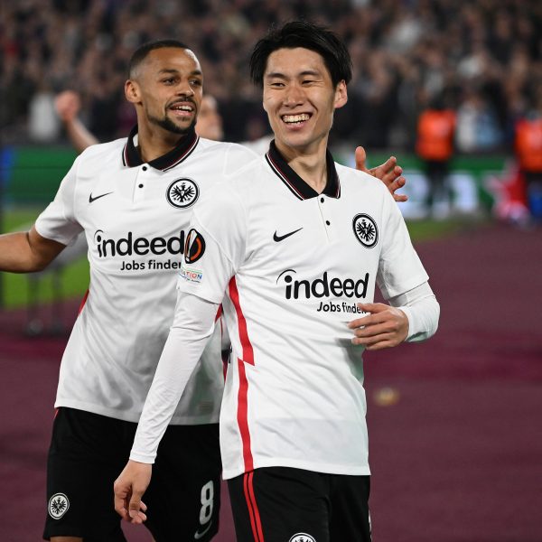  Daichi Kamada (rechts) erzielte den 2:1-Endstand. Djibrils Sow (links) lieferte die Vorlage. (Bild: IMAGO / Jan Huebner)