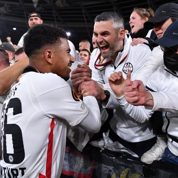  Ansgar Knauff wird von den Fans geherzt. (Foto: imago/Revierfoto)