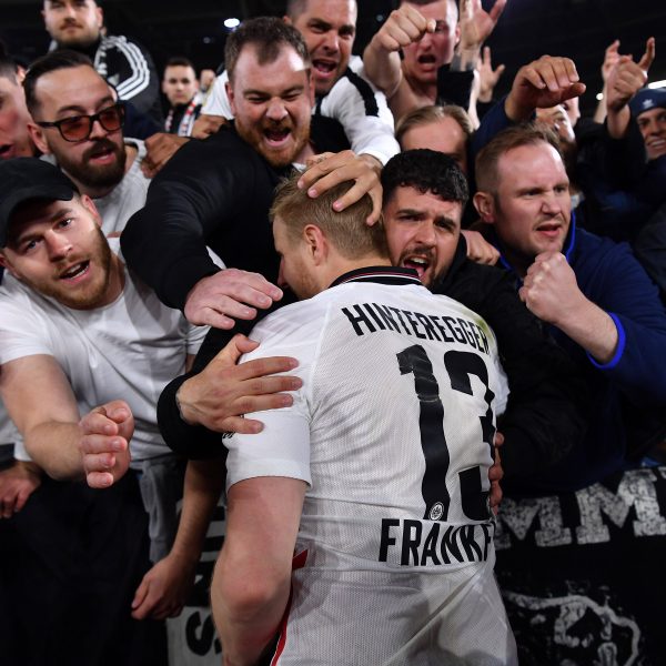  Martin Hinteregger hatte bei seiner Rückkehr nach London endlich Grund zum Feiern. Mit dem Auswärtssieg gegen West Ham hat auch der Österreicher die große Chance das Halbfinal-Trauma zu überwinden. (Bild: imago images / revierfoto)