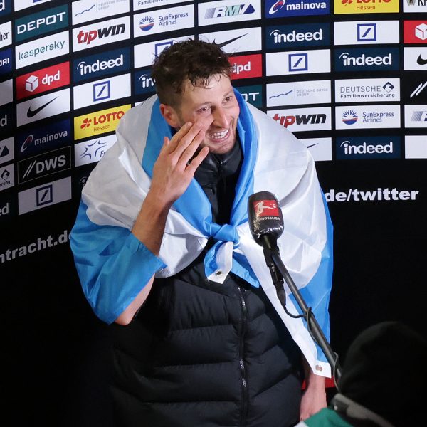  David Abraham wurde gegen Gladbach offiziell verabschiedet. (Foto: Heiko Rhode)