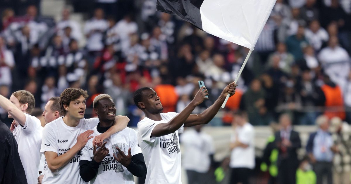  Machwinner Evan N'Dicka nach Spielende am feiern. (Bild: Foto Rhode)