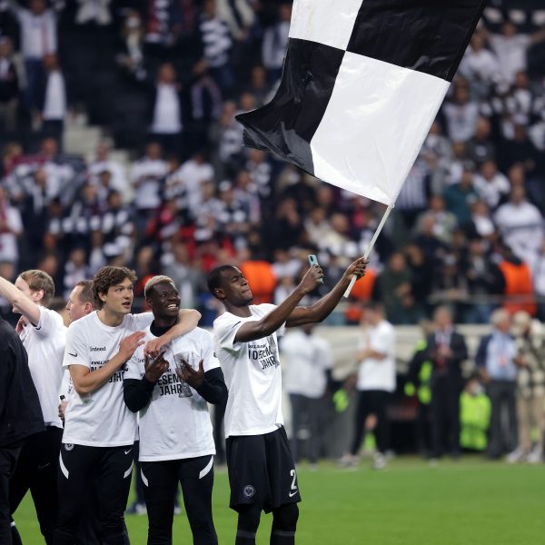  Machwinner Evan N'Dicka nach Spielende am feiern. (Bild: Foto Rhode)